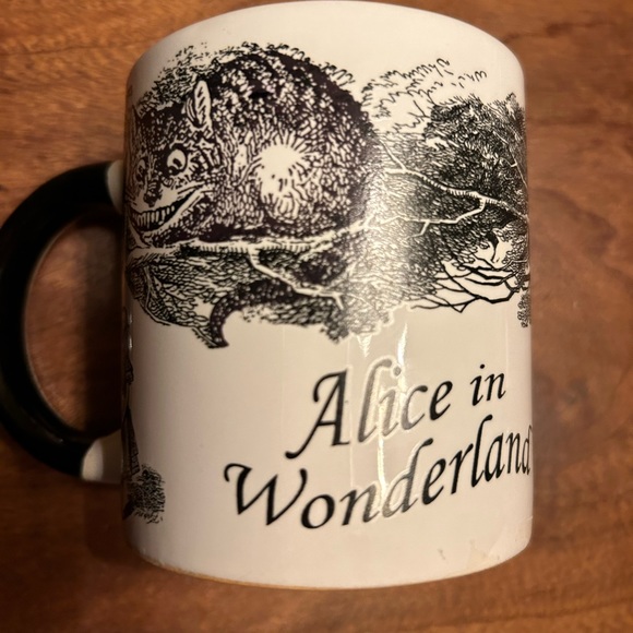 Alice in Wonderland Mug - Picture 1 of 4